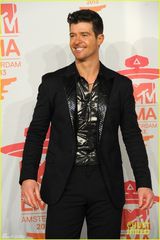 组图：罗宾献唱换女搭档 称不再与麦莉合唱