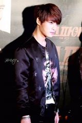 组图：金在中休闲装出席首映 明眸温柔放电