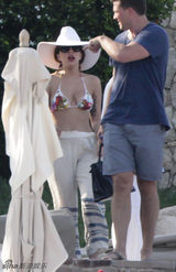 组图：LadyGaga狂甩赘肉 碎花比基尼清凉度假