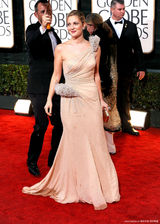 高清组图：女星德鲁-巴里摩尔和男友当众亲吻