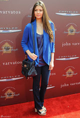 高清组图：妮娜-杜波夫蓝色西装外套搭配牛仔裤