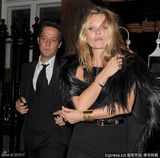 组图：凯特莫斯夫妇情侣装出街 黑衣乱发心情不佳