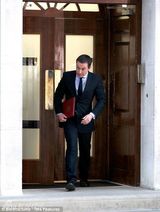 女王看望凯特王妃 传统仪式宣告王室新成员降生