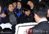 组图：已故崔真实前夫赵成民出殡 子女现身