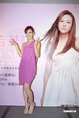 组图：江若琳个唱换多款性感装 与男伴贴身热舞