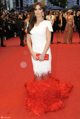 组图：《爱》戛纳首映 科尔白底红尾裙别具一格