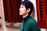 组图：何明翰春日写真 绿色开衫毛衣搭配围巾