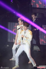 组图：韩组合B.A.P香港开唱 粉丝玩cosplay