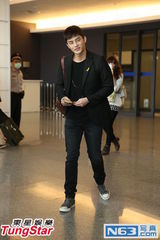 组图：韩星徐仁国首次赴台 帅气现身