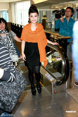 组图：阿娇阿SA合体出席珠宝展 姐妹花大方谈情