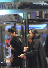 组图：钟楚红优雅现身 获男性友人护花魅力无边