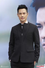 组图：郑嘉颖签英皇拖2年才出碟 黑衣帅气亮相