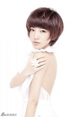 组图：邓家佳清爽短发 纯净眼神流露恬淡气质