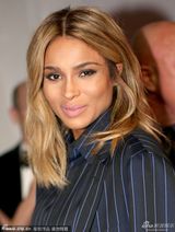 组图：席亚拉干练现身格莱美 帅气西装御姐范