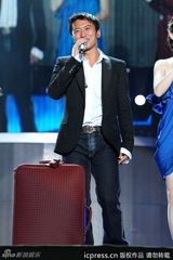 组图：谢霆锋献唱演唱会 蔡依林露胸垫上下走光