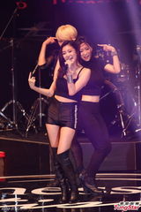 组图：陈奕迅压轴演唱 与女歌手热情拥抱