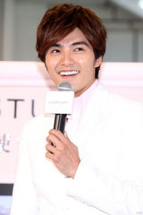 幻灯图：贺军翔化妆品代言 面临兵役问题很尴尬