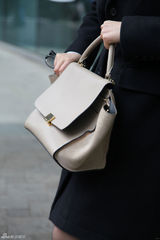 高清图：孙梅竞街拍LOOK 黑色大衣搭配白色衬衣