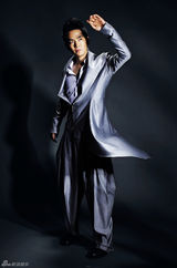 组图：张晓龙《时装》大片展绅士风度