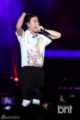 组图：朴宰范等参加HIPHOP音乐节引爆火热现场