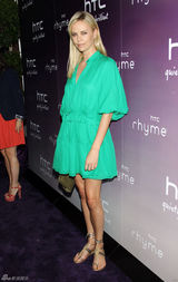 组图：查理兹-塞隆亮相活动 荧光绿连衣裙抢眼