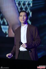 组图：萧敬腾上海开唱雨神未发威 被何韵诗调侃