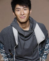 组图：窦骁潮流范儿十足 一脱老气横秋味