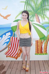 组图：白云梁政钰湿身抛胸大秀事业线