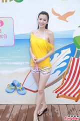 组图：白云梁政钰湿身抛胸大秀事业线