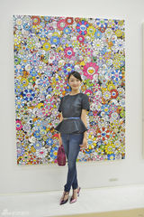 组图：周冬雨赴约村上隆 打造六心公主妆容