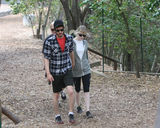 组图：蜘蛛侠情侣加菲与艾玛野外亲密散步