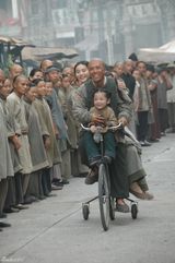 高清：甄子丹骑单车载范冰冰 片场重现“甜蜜蜜”