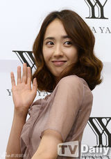 组图：A pink孙娜恩朴初珑站台秀修长美腿