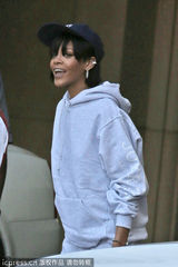 组图：蕾哈娜短发运动装现身 与父亲亲密拥抱