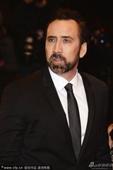 组图：《克鲁德一家》首映 凯奇携妻恩爱亮相