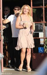 组图：布兰妮短裙享受秋日时光 见狗仔忙用食物挡脸