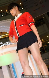 组图：胡杏儿走秀不慎露黑内裤 遭郑嘉颖偷瞄