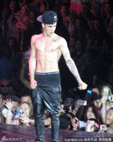 组图：比伯裸上身火辣开唱 遭女舞伴揩油摸腹肌