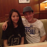 组图：陈冠希带小女友逛街 十指紧扣秀恩爱