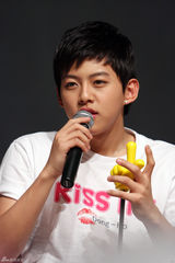 高清组图：韩新组合UKISS见面会 SS501成员助阵弟弟