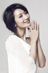 组图：郭珍霓全新清丽大片 新剧塑造抗日巾帼英雄