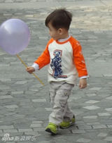 组图：张柏芝带两儿子温馨散步 小Q越大越英俊