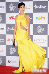 组图：李允智亮相釜山红毯 黄色礼服明艳动人