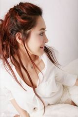 组图：王澜霏变身性感天使 唯美纯白演绎优雅