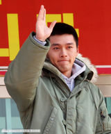 组图：韩国演员玄彬入伍现场 流泪表达谢意