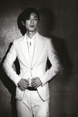 组图：朱亚文最新时尚写真曝光 硬汉变身雅痞