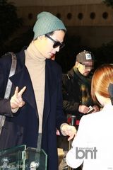 组图：赵寅成赴日宣传《那冬》复古装亮相机场