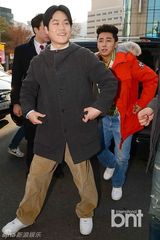 组图：金成钧孙湖竣着94复古装现身闹市送拥抱