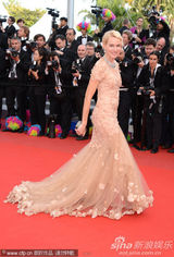 组图：娜奥米-瓦茨戛纳走秀 裸色纱裙妩媚动人