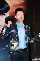 组图：庾澄庆花西装亮相北京 不改顽童本色